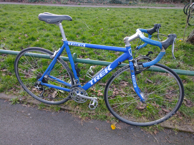TREK Road Bike (SIZE medium ) Very good 